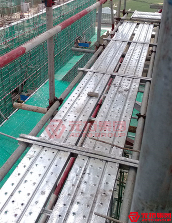 鋼跳板上的孔還具有排水的功能